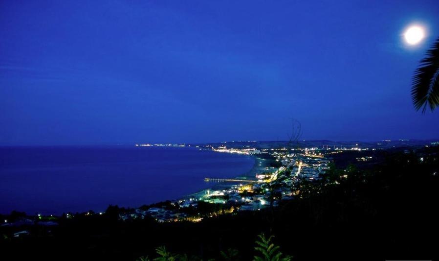 Hotel Vittoria วาสโต ภายนอก รูปภาพ